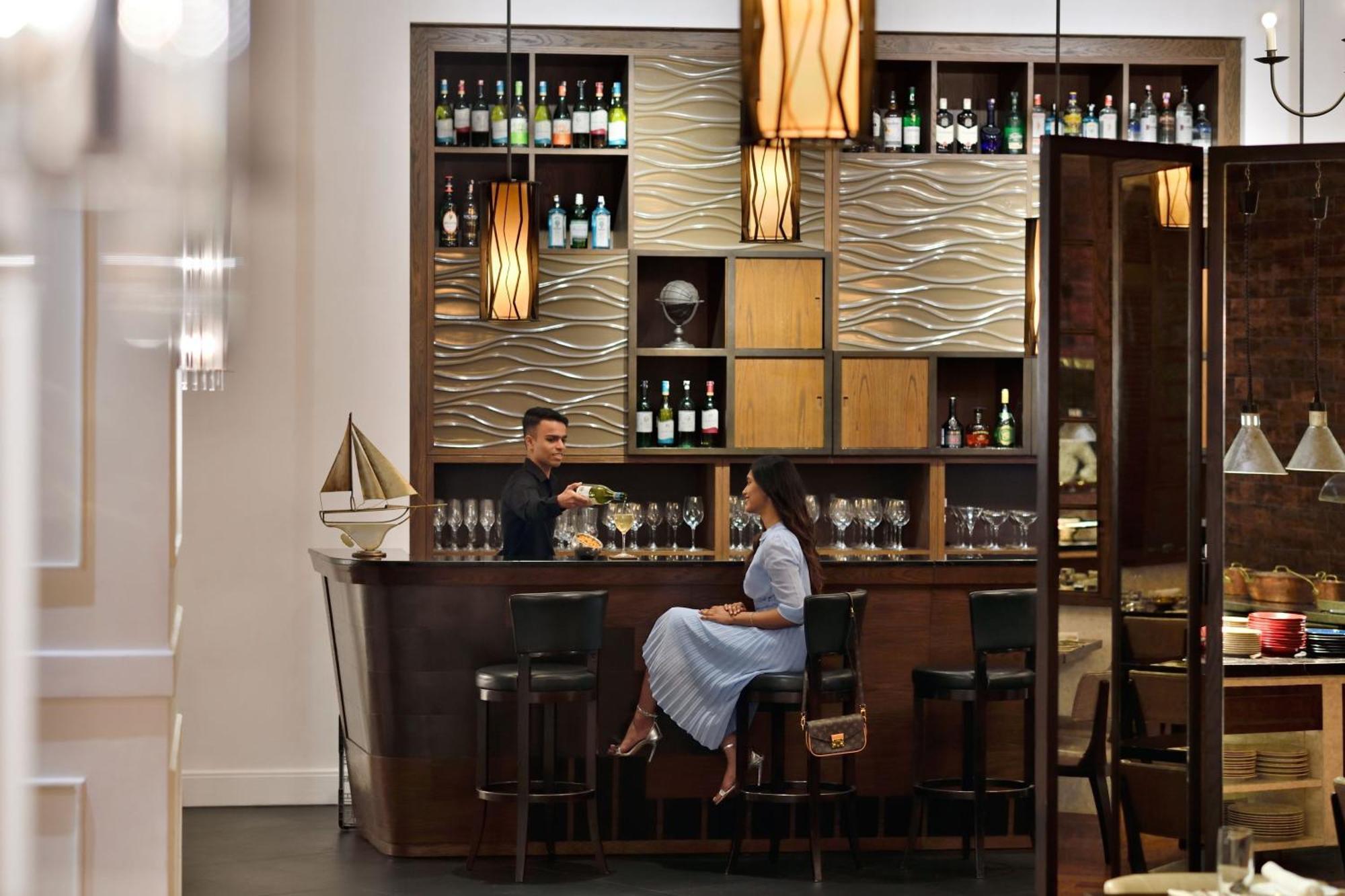 Kochi Marriott Hotel Exterior foto The bar at the restaurant