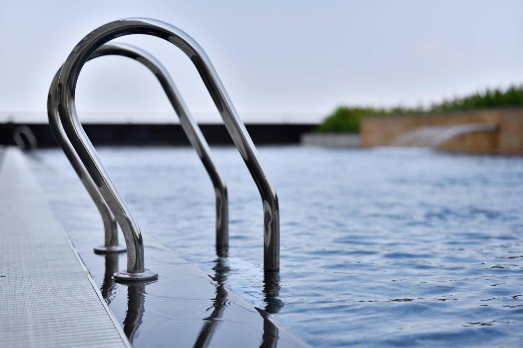 Kochi Marriott Hotel Exterior foto Stainless steel pool ladder