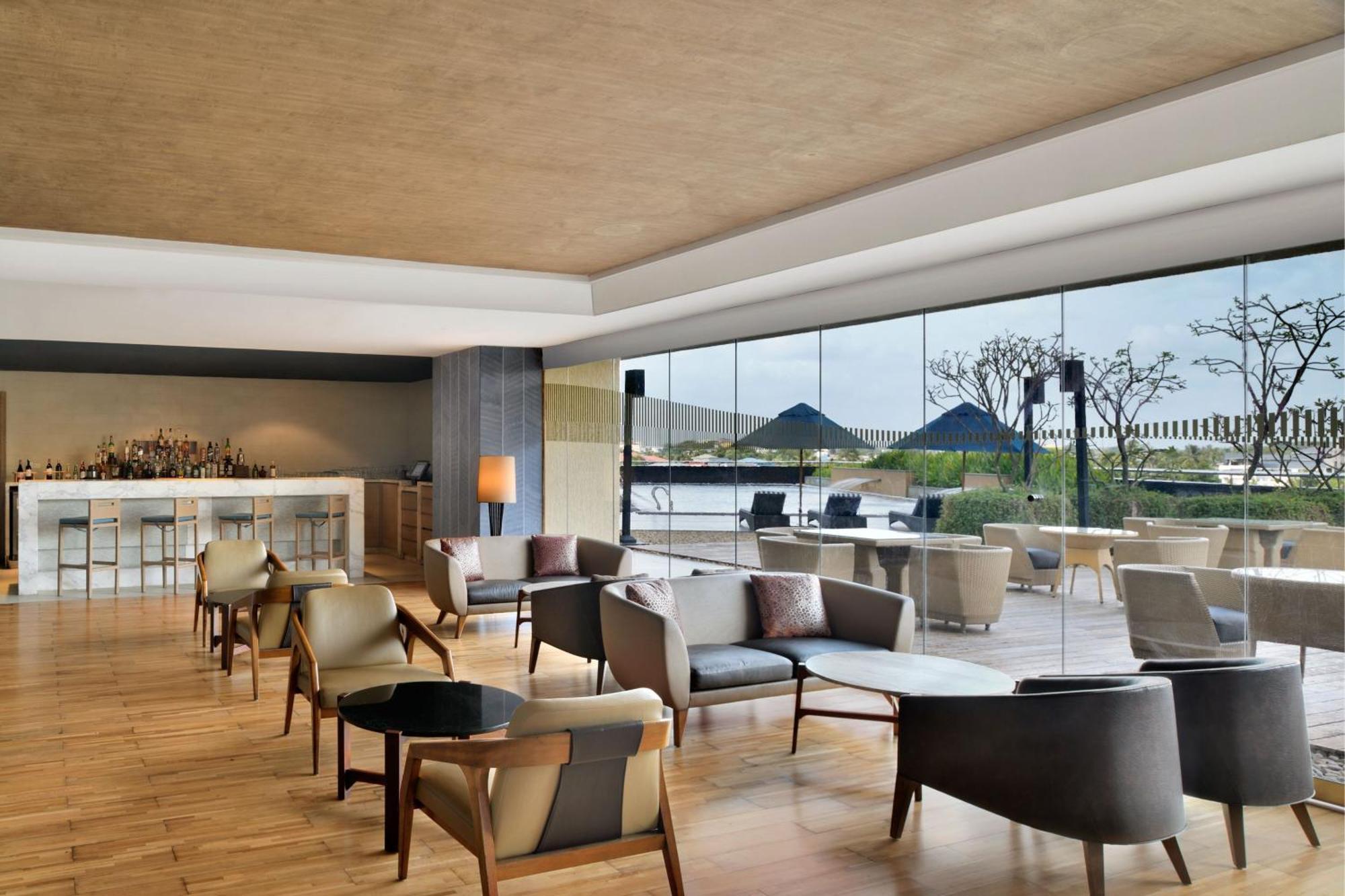 Kochi Marriott Hotel Exterior foto The Lounge at the airport