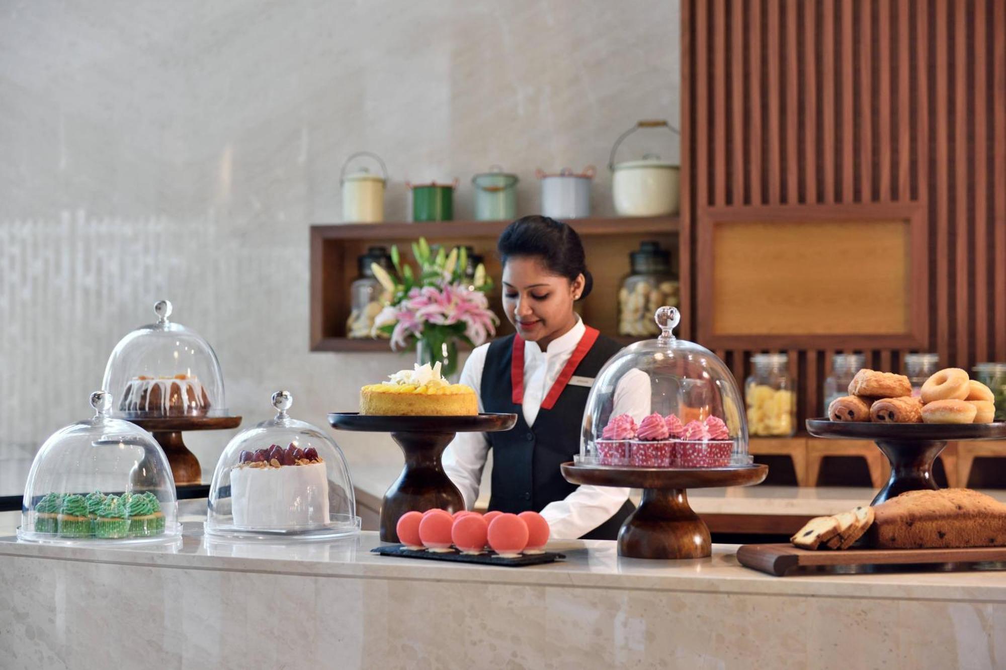 Kochi Marriott Hotel Exterior foto A pastry chef at work