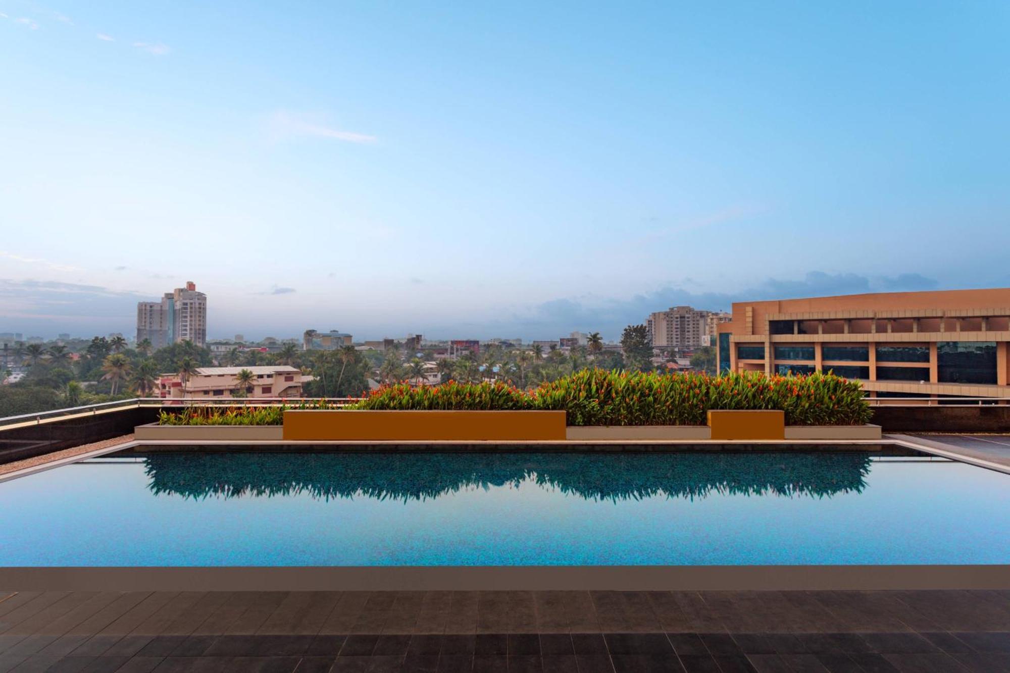 Kochi Marriott Hotel Exterior foto The pool at the Westin