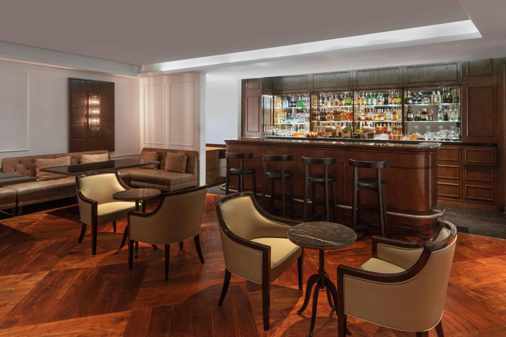 Kochi Marriott Hotel Exterior foto The bar at the 360° Lounge