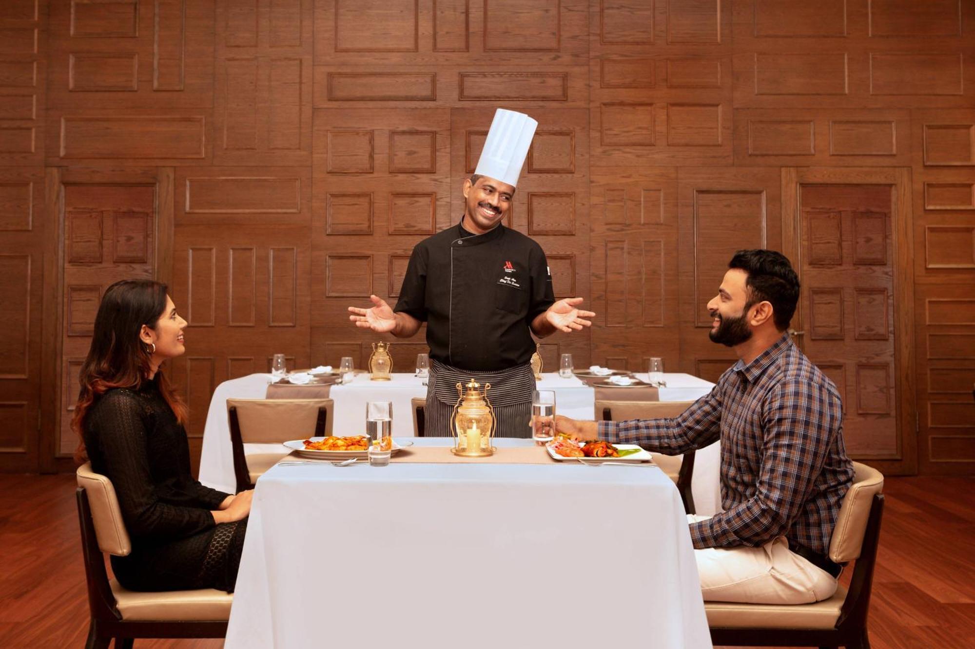 Kochi Marriott Hotel Exterior foto A chef serving food to guests