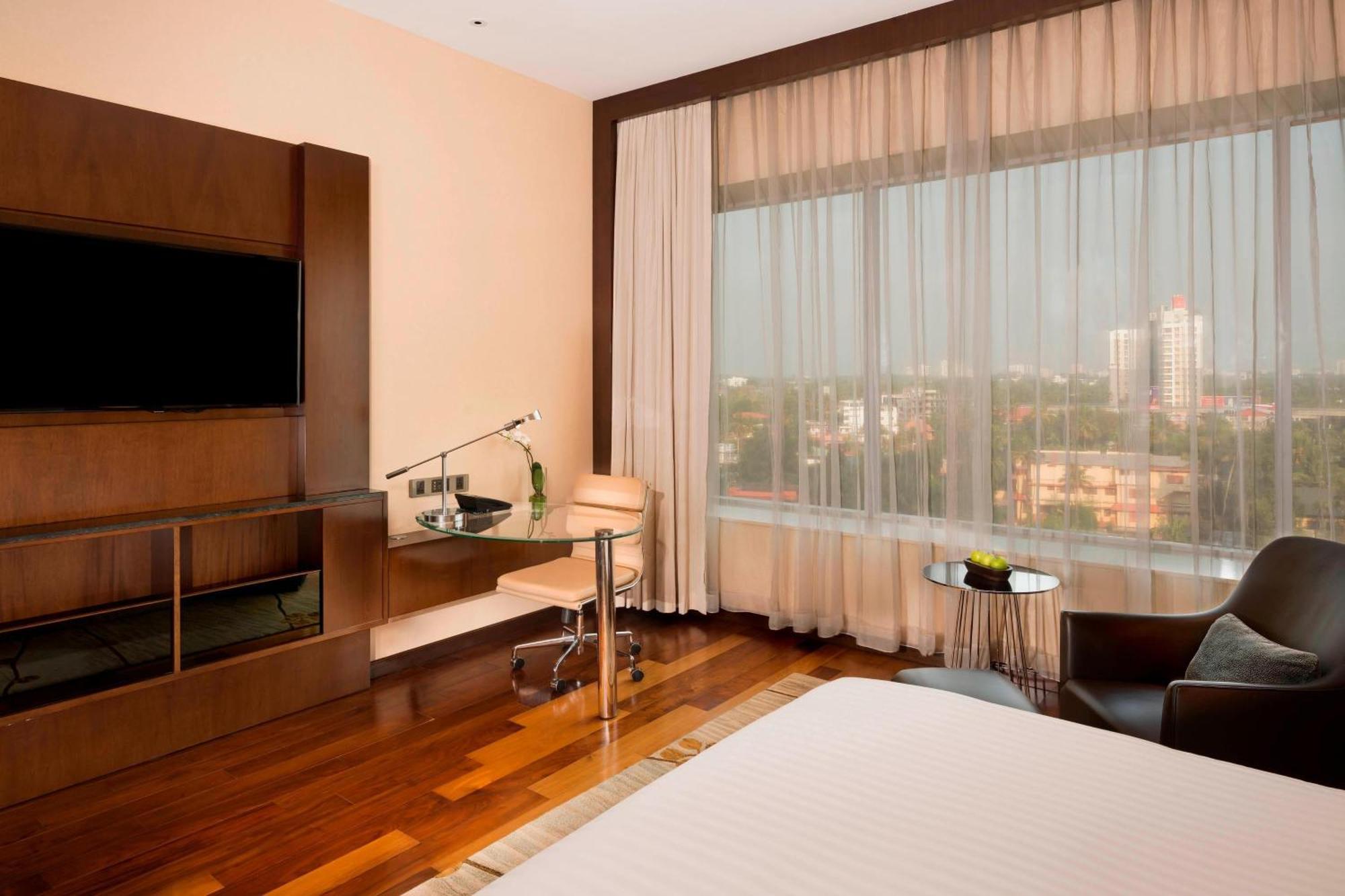 Kochi Marriott Hotel Exterior foto A room at the hotel