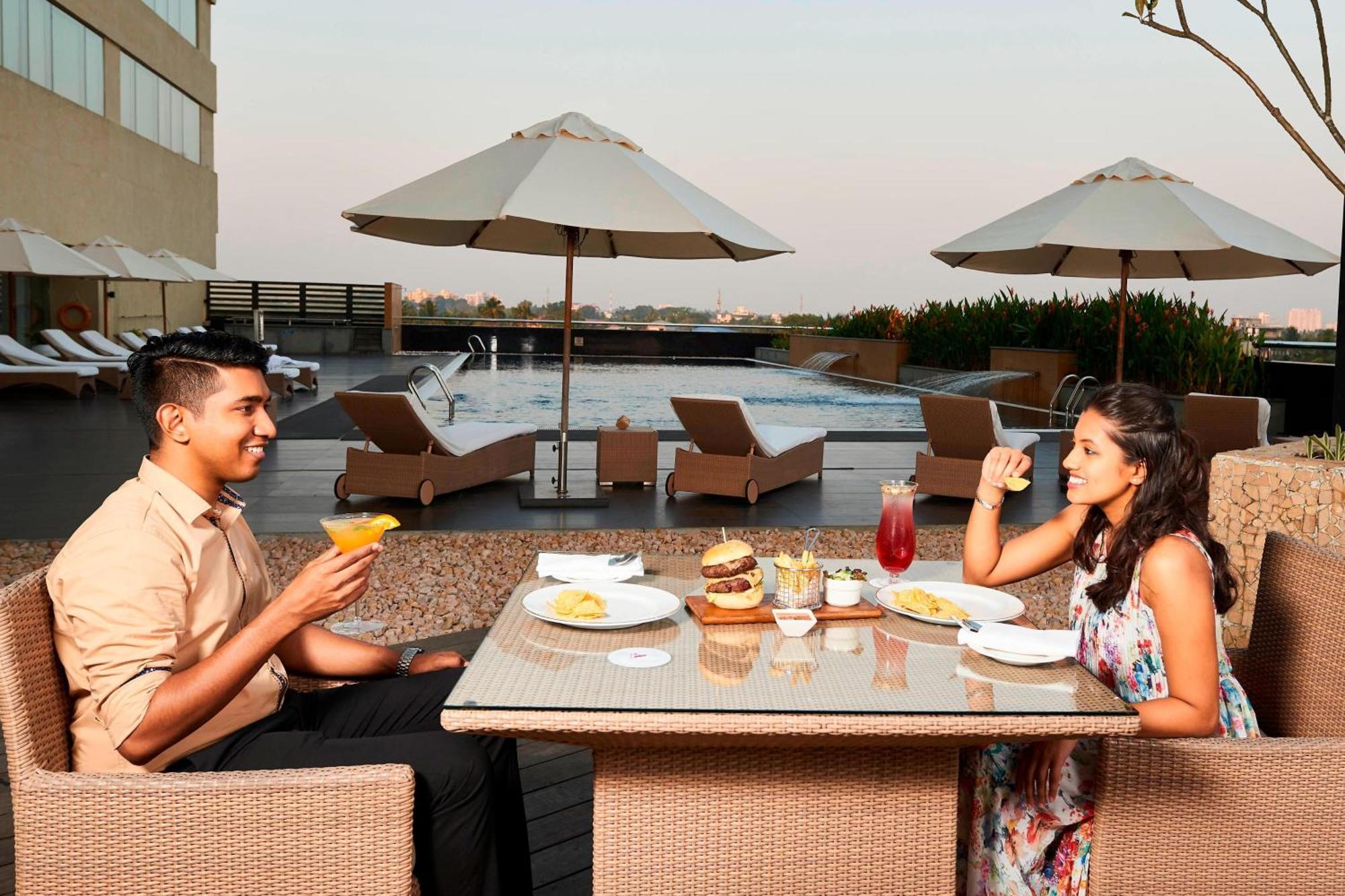 Kochi Marriott Hotel Exterior foto Rooftop pool at the hotel