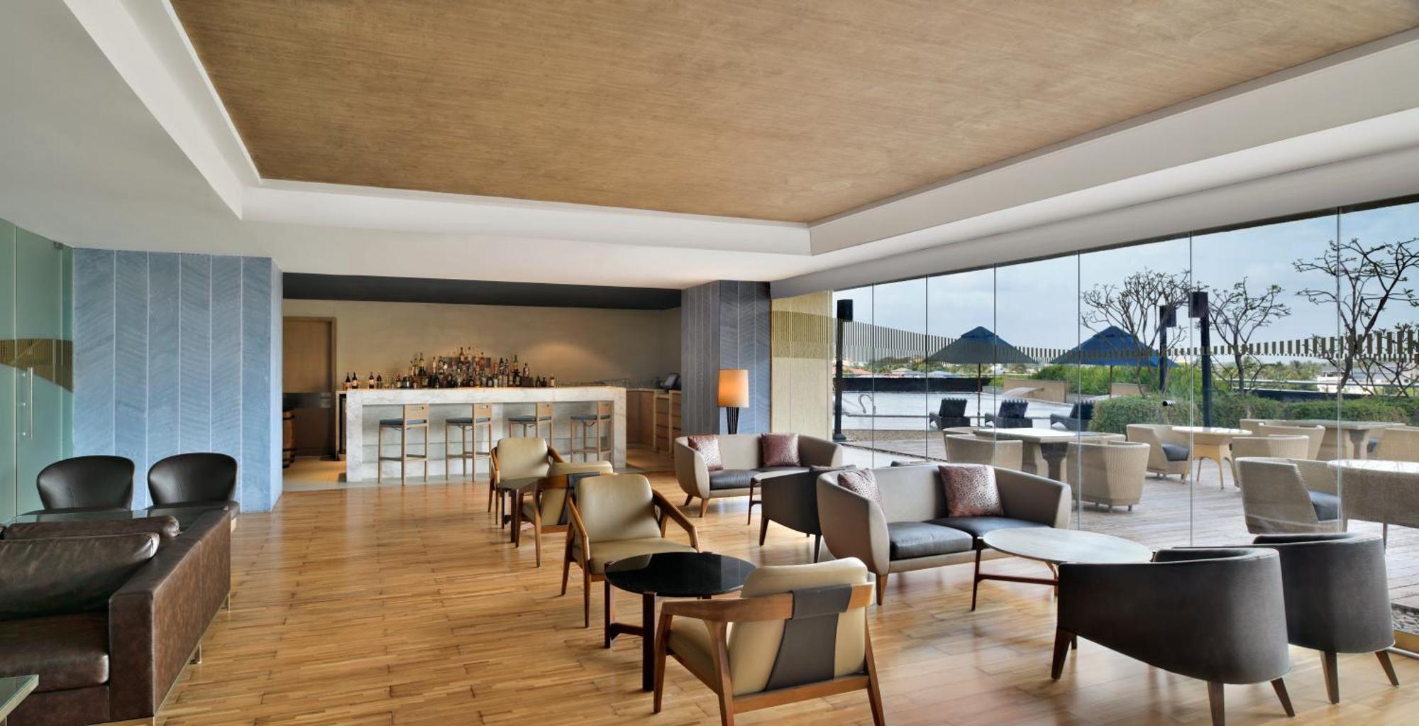 Kochi Marriott Hotel Exterior foto The Club Lounge at KLIA