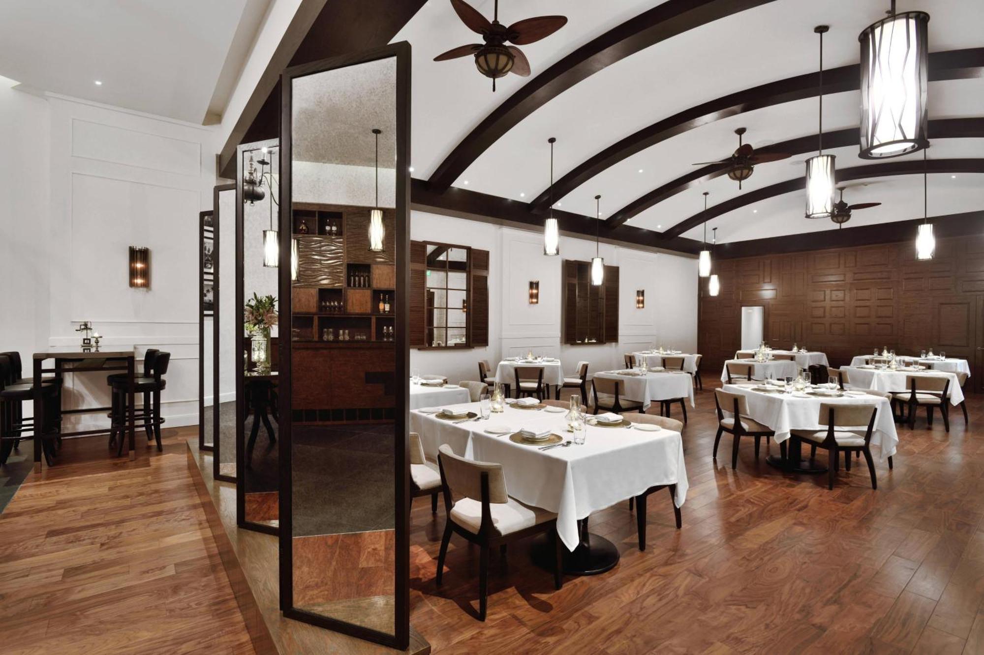 Kochi Marriott Hotel Exterior foto Interior of the restaurant