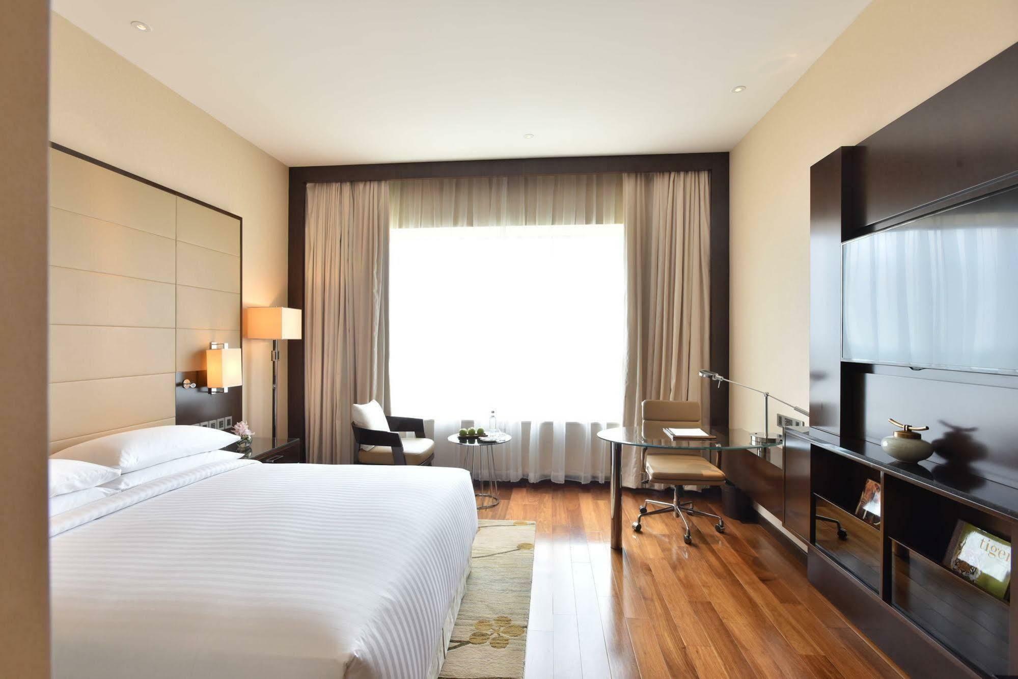 Kochi Marriott Hotel Exterior foto A room at the Taj Bengal